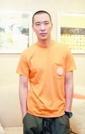 黄立行重庆现身低调受访 沉默寡言称拒拍裸戏/图