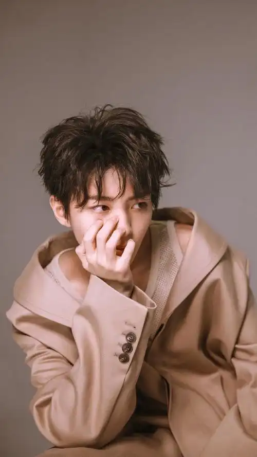 王俊凯露肩锁骨杀