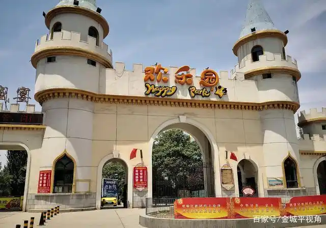 前些年秀川的西部欢乐园曾经是兰州最大的游乐场,从1996年建成后的20