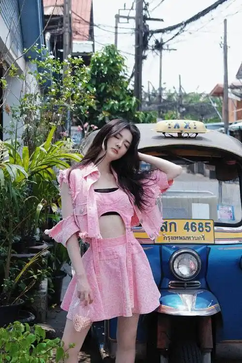 徐璐晒出海岛旅行大片,身穿浅粉抹胸短裙,绝对性感撩人-爱读书