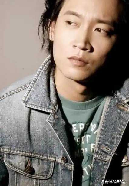 忍了18岁黄渤,18岁张卫健,看到18岁的雷佳音,我真忍不了了