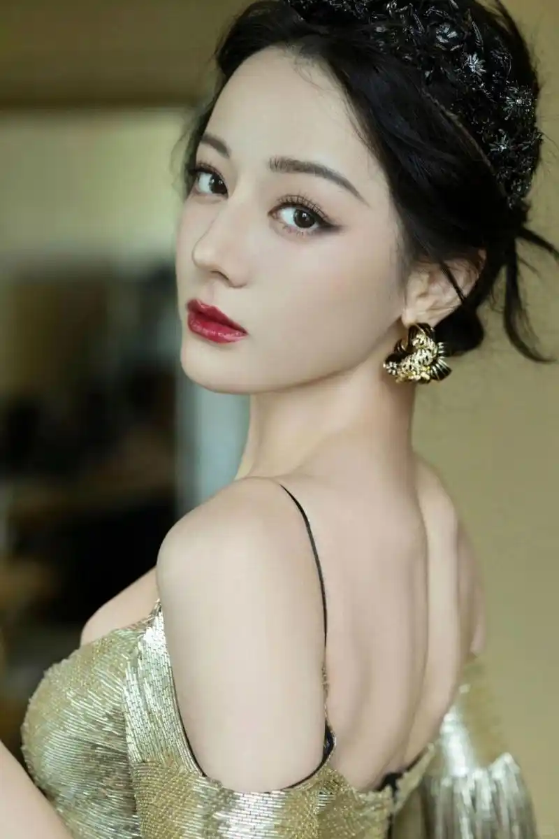 迪丽热巴礼裙造型,如同从古典油画中翩然而至的皇家公主  那是一个