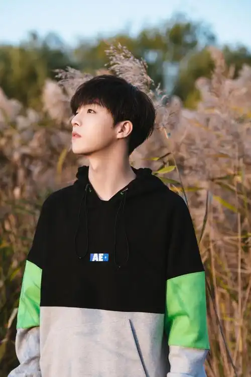 陈立农田园风帅气写真图片