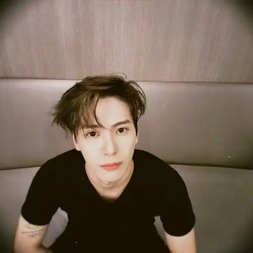 王嘉尔又要去录歌了##王嘉尔晒29岁生日照