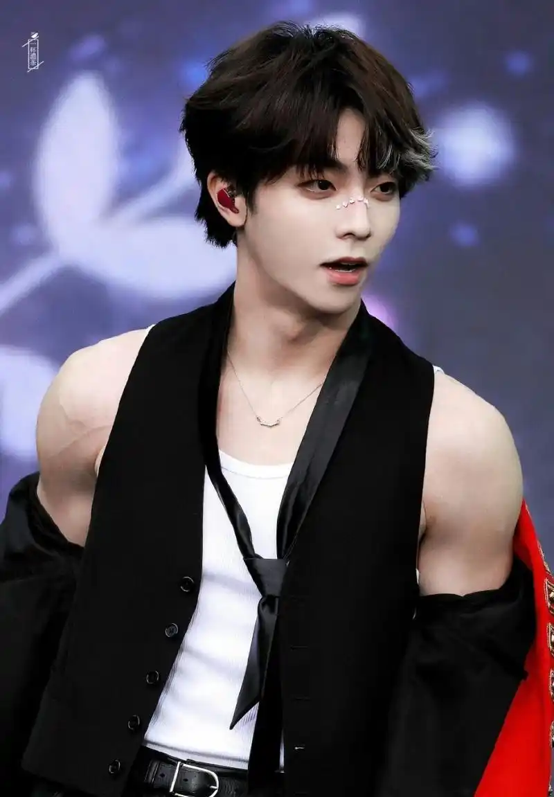 上流爱豆图鉴大赏#  @陈立农双开门   @陈立农 的腹肌和肩颈线条真的