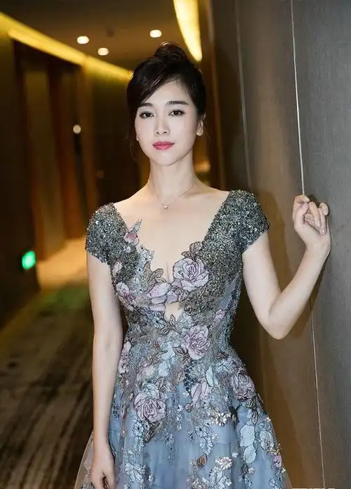 43岁左小青身材有料尽显曼妙曲线真是性感尤物