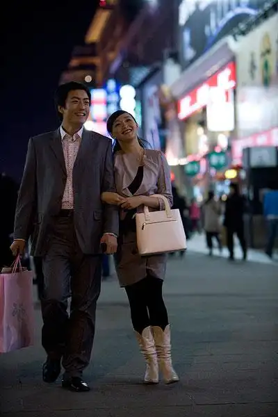 城市夜幕下购物的情侣