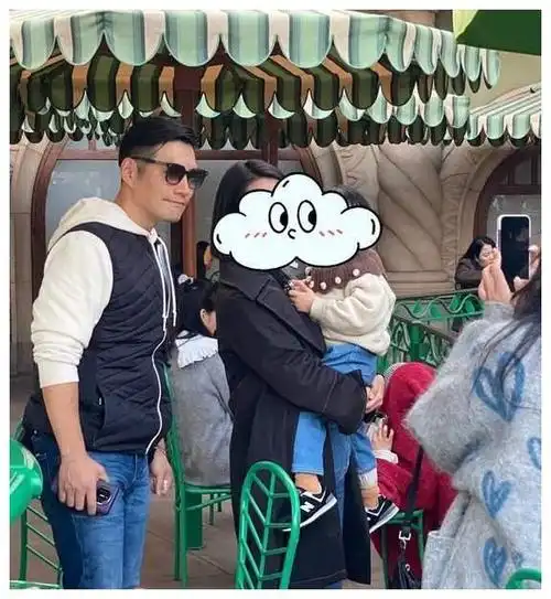 严宽偶遇女儿! 45岁男子胖了,身穿百元廉价衣,引发疑惑.