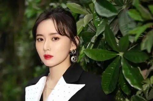 江铠同最新大片曝光 简约镶钻西装复古风十足_手机搜狐网