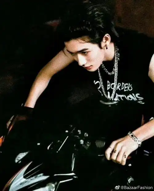 宋亚轩超话#宋亚轩学院风背头造型#背头好帅,仿佛想起以前的机车造型