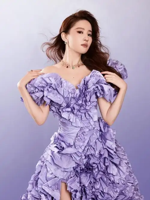 刘亦菲一袭紫色礼裙小秀肩肤白貌美如同紫色芙蓉高贵美丽
