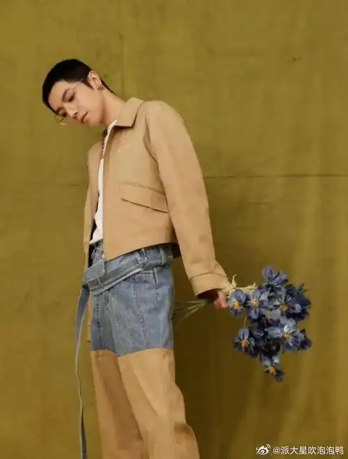 华晨宇的形象焕然一新,短发造型还不错