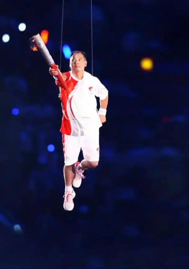 李宁:17岁入国家队被称体操王子,现身家百亿,妻子是个冻龄美人