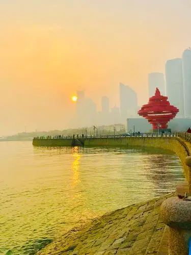 青岛五四广场的海边