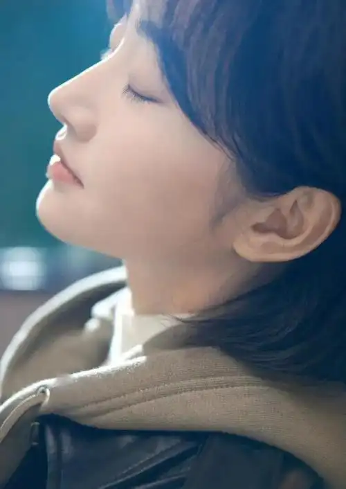 景甜周五营业照侧脸好绝