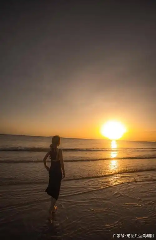 夕阳下的小姐姐,优雅中带着一丝知性美