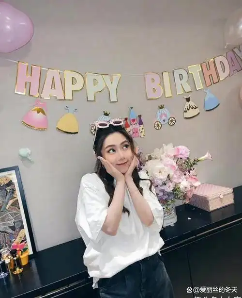 原创邓紫棋晒30岁生日照收到超大束玫瑰花男朋友低调站边上