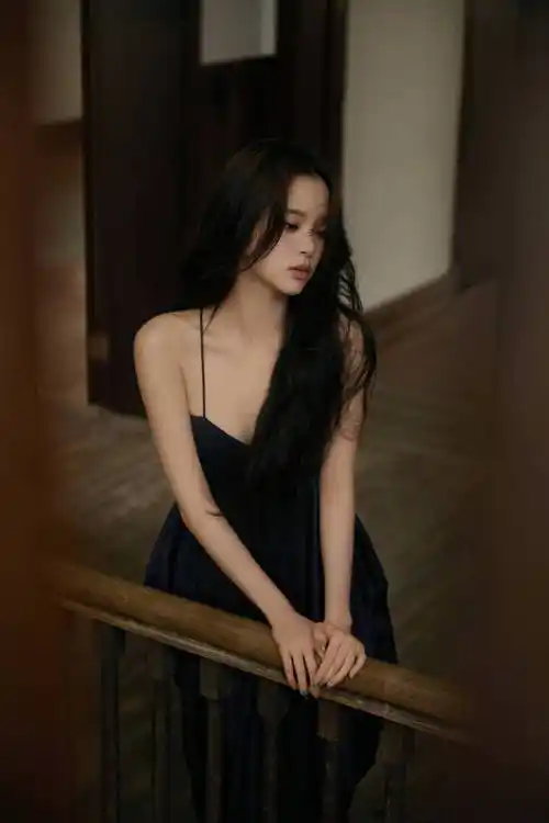 欧阳娜娜穿吊带长裙展露好身材波浪秀发温柔迷人