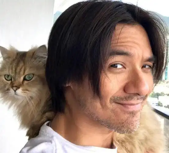 冯德伦低调秀恩爱抱舒淇的爱猫出镜