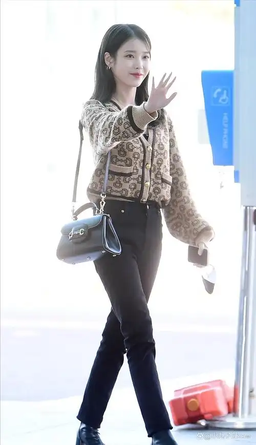 生图yyds!iu李知恩走机场美图被拍,简约的秋季穿搭美到骨子里