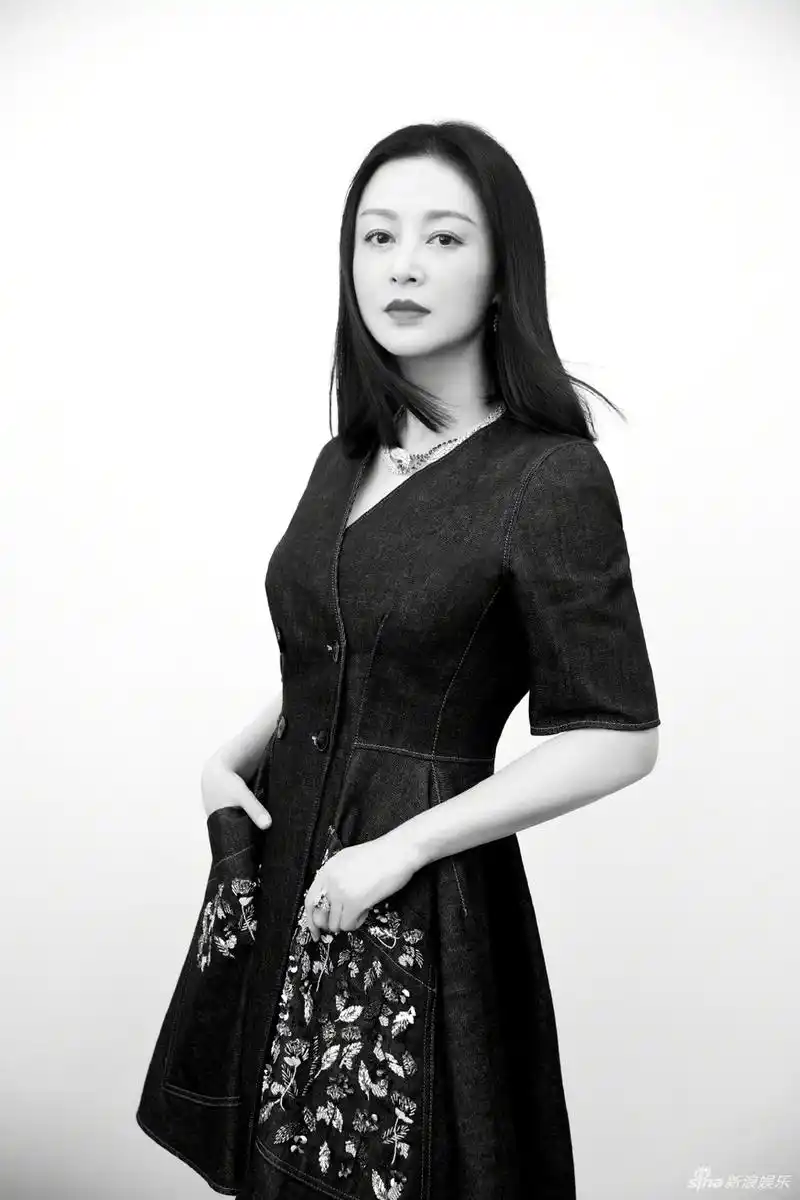 陈红出席活动造型图曝光穿牛仔裙颜值依旧能打