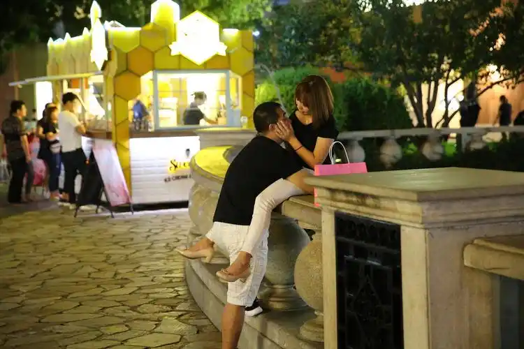 【摄影图集/18】摄影师在七夕拍摄情侣约会,之后发生的事太惊人了!