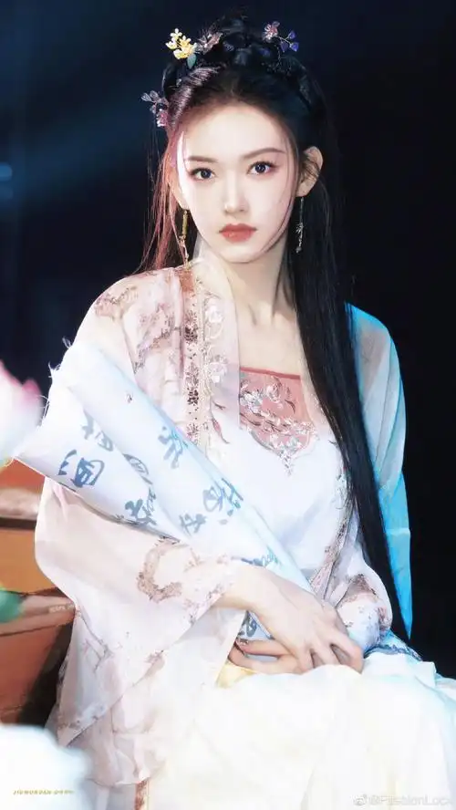 程潇丨荷塘撑伞大片78少女身穿宋制汉服,似古装剧里穿越出来的女