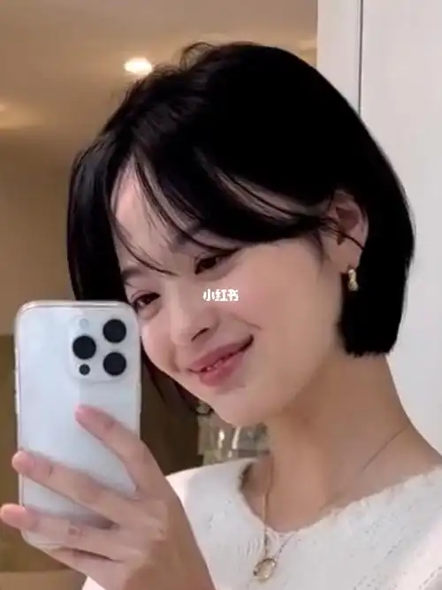 女生超短发分享八字刘海挂耳短发