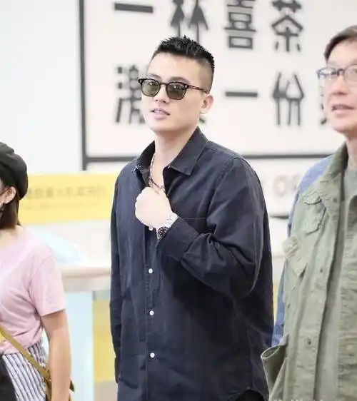 欧豪活力现身演绎痞帅青年,单手插兜大步前行酷似大佬