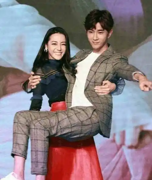 被赞男友力十足的迪丽热巴这次公主抱邓伦却直接笑弯了腰