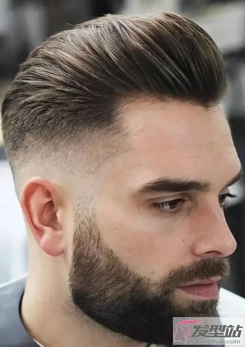 背头发型绝对是商务男士的必备发型款式,头发后梳设计搭配西装,帅气