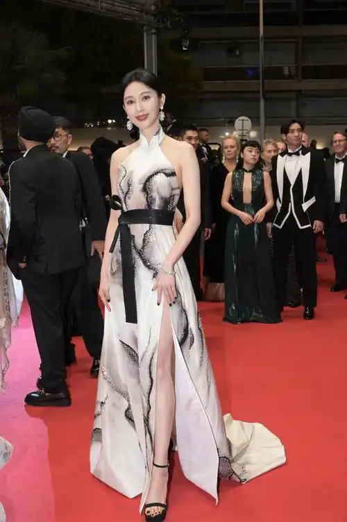 双子座的张俪官方身高是170cm,体重是48kg,这个身材数据还是偏瘦的