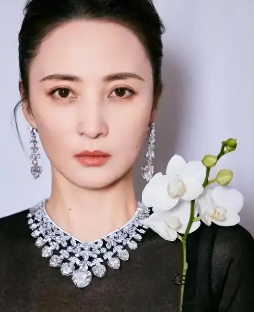 偶遇陈建斌蒋勤勤带小儿子看展5岁儿子露正脸模样跟爸爸很像