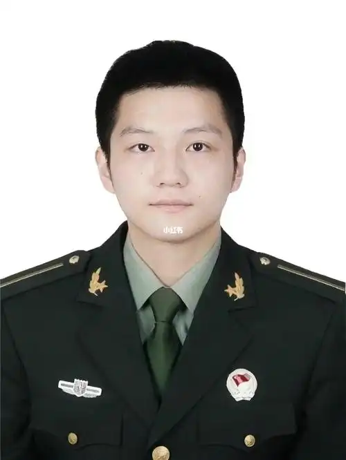 小胖的军装证件照
