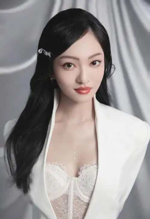 张韶涵轻纱白西服优雅性感写真