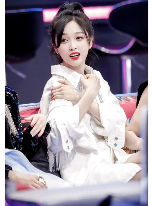 不得不说,《创造101》中的吴宣仪台下甜美可爱,妥妥的"直男杀".