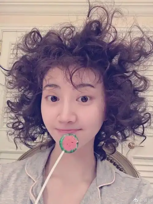 现在流行羊毛卷刘海小卷卷好萌