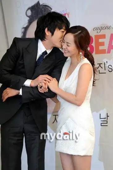 原ses成员柳真结婚发布会 与老公甜蜜亮相