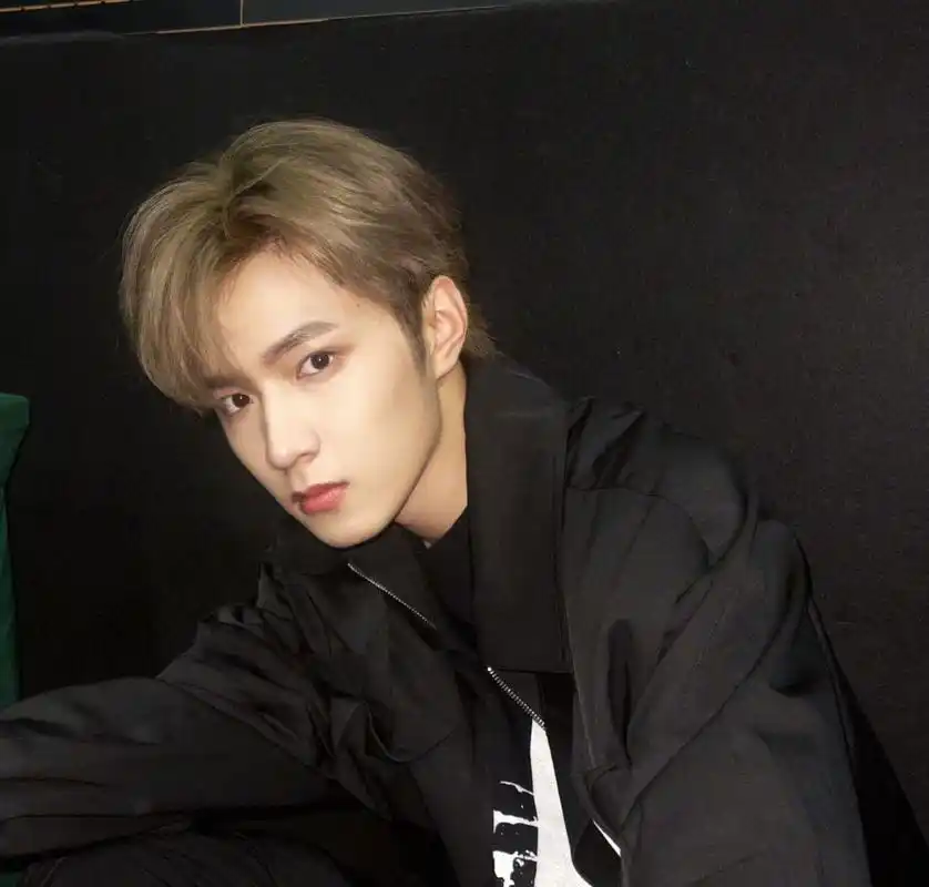 刘耀文7015a-clod-wall*99golden goose99 栗发黑衣出镜的酷