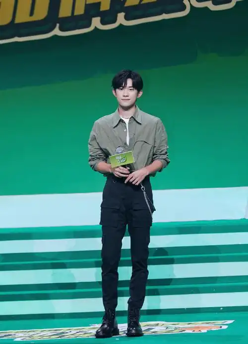 易烊千玺酷飒随性写真图片36