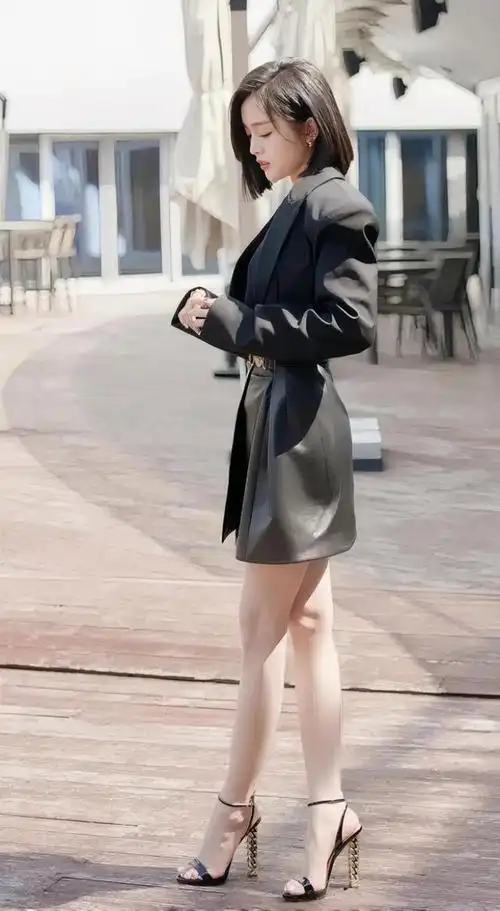 吴宣仪身穿黑色皮裙,清爽甜美,性感大方!
