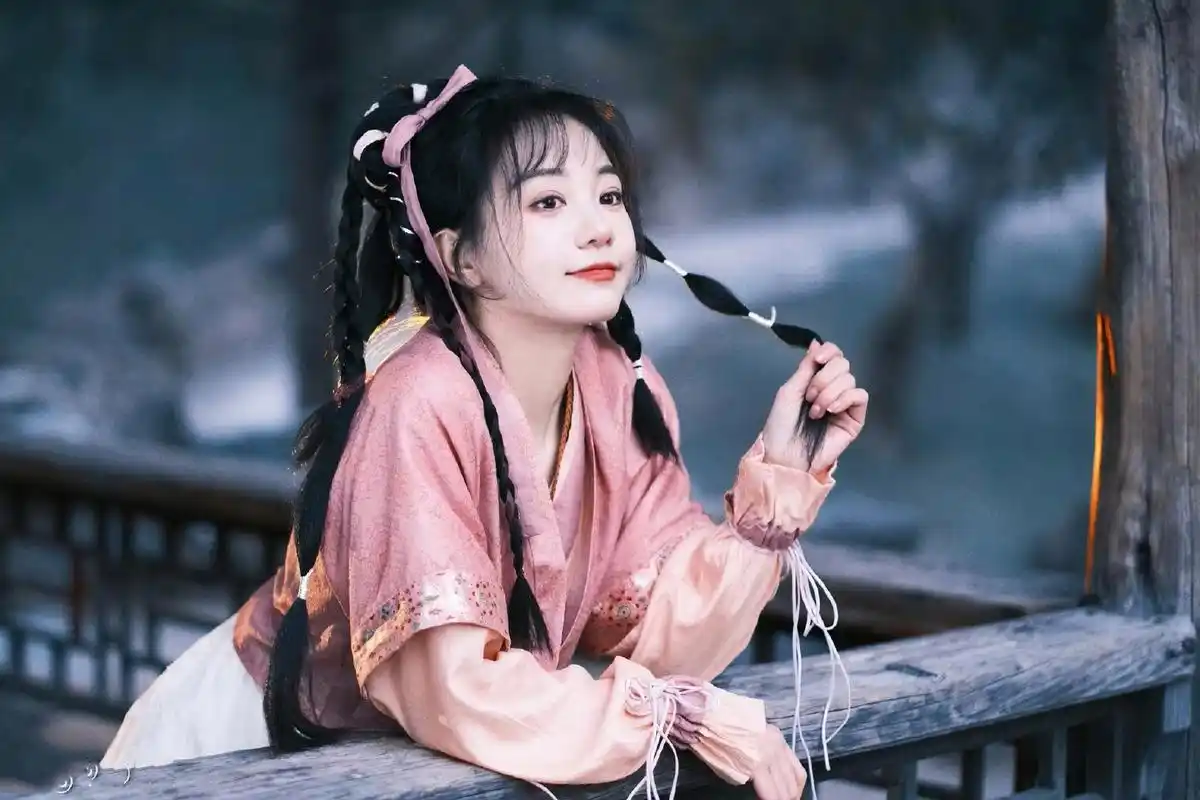 助我上热门# #胡意旋# 一袭粉红色古装,甜美可爱的容颜,俏皮灵动