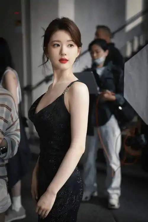 25岁赵露思太丰满黑色玲珑裙都兜不住好身材难怪直男都喜欢她