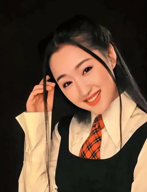 杨钰莹终究是老了在美颜下看似年轻但还是暴露了真实年龄