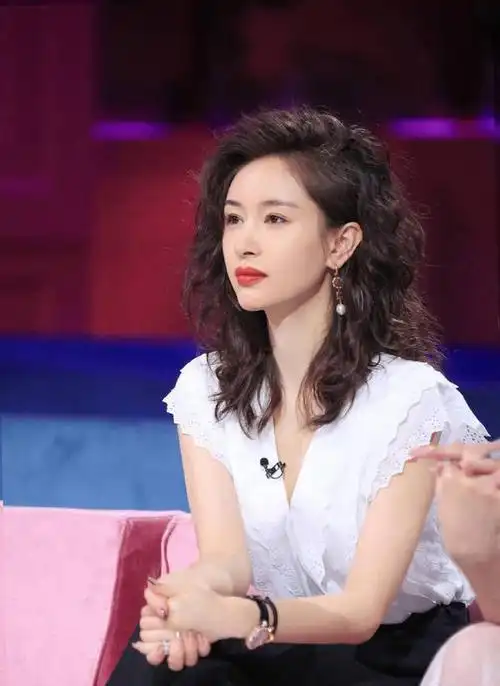 王子文留海藻卷长发变身港风女郎肌肤白皙笑容甜美气质十足