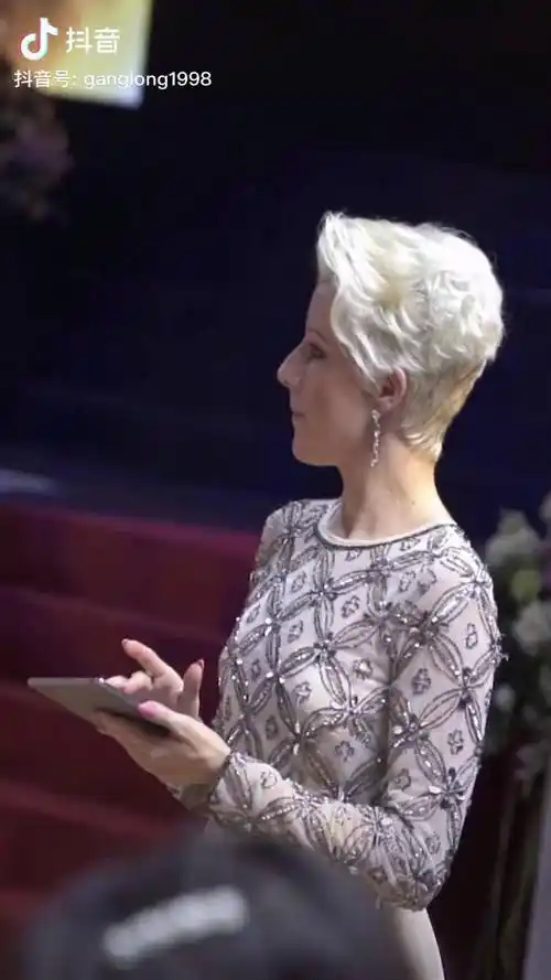 港龙舞蹈正在寻找优秀小选手的拉丁舞女神乔安娜最后是看中了谁呢港龙