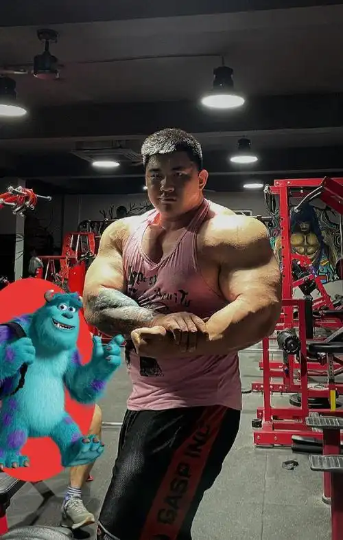 专业健美运动员满身肌肉大块头一看就是实力在线