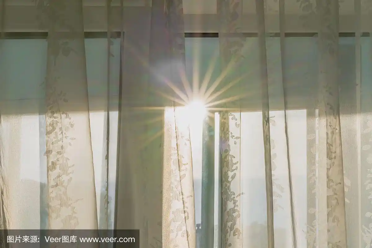 阳光透过窗帘照进窗户