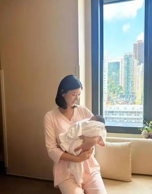 余香凝二胎得子 晒一家四口手叠手照超幸福_娱乐_香港_姐姐