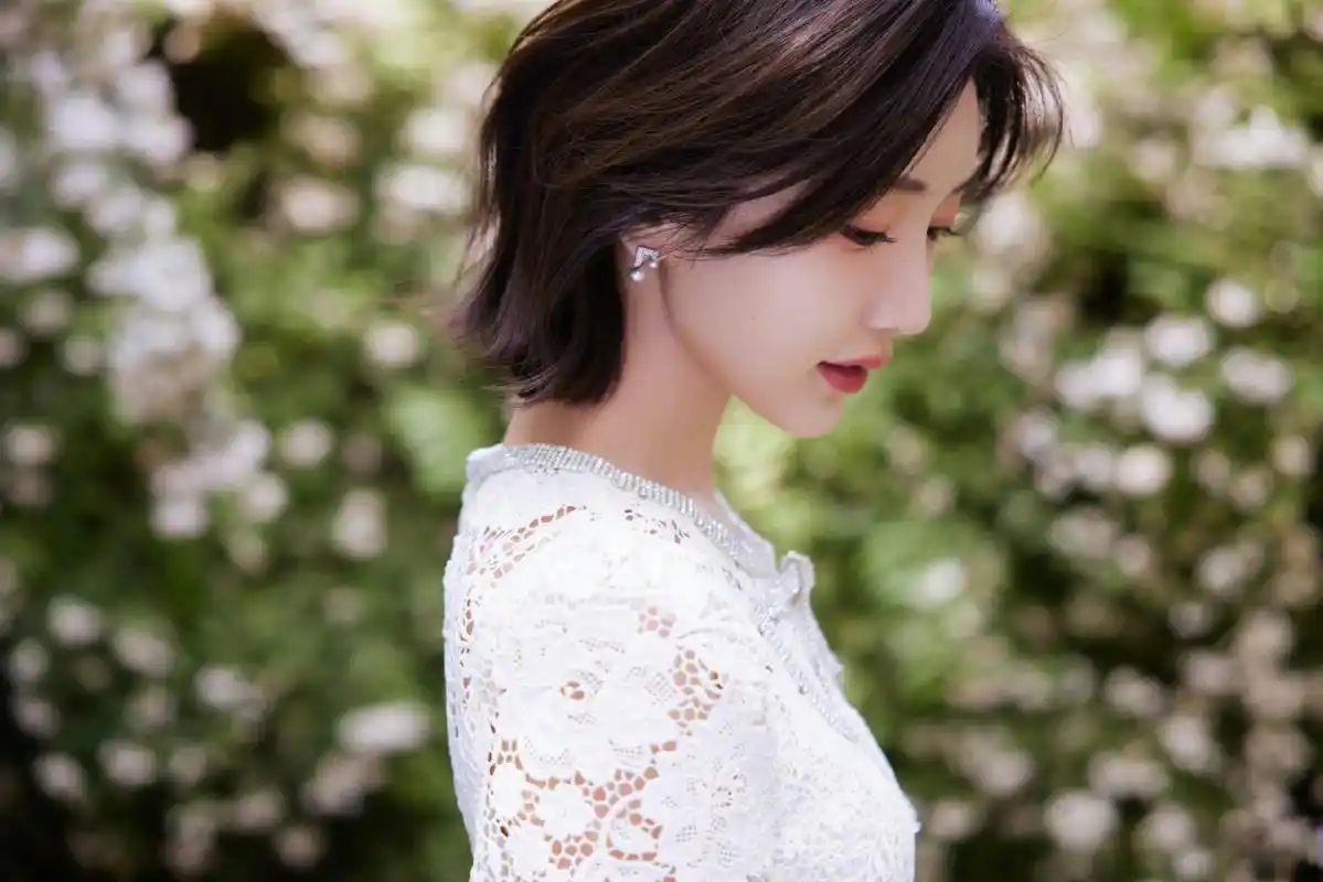 毛晓彤白色蕾丝镂空裙#毛晓彤这个造型好好看呀